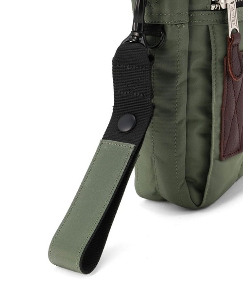AVIREX(アヴィレックス)の「AVIREX -FLIGHT NYLON VERTICAL SHOULDER(ショルダーバッグ・メンズ・ブラック/カーキ・FREE)」の19枚目の写真