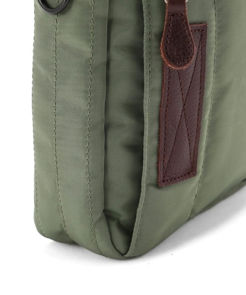 AVIREX(アヴィレックス)の「AVIREX -FLIGHT NYLON VERTICAL SHOULDER(ショルダーバッグ・メンズ・ブラック/カーキ・FREE)」の20枚目の写真