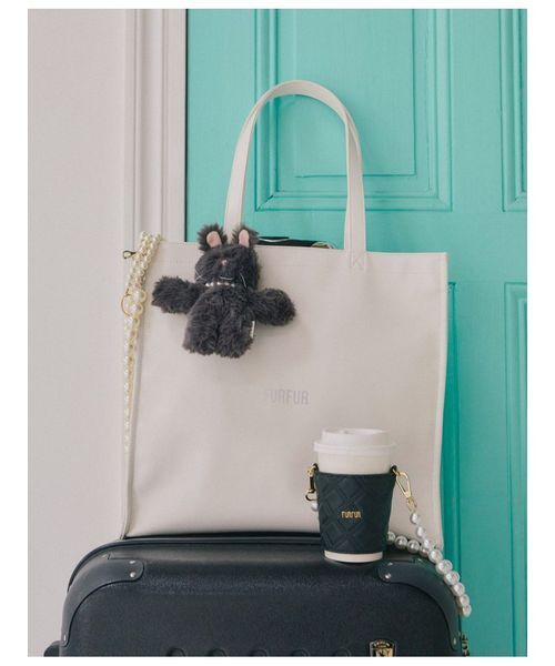 FURFUR（ファーファー）の「【USAGI ONLINE/ZOZOTOWN限定】ファスナー付きキャリーオントートバッグ（トートバッグ・レディース・グリーン/レッド/ブラウン/ピンク/イエロー/ラベンダー/ネイビー/アイボリー/ブラック/ライトブルー・F）」の2枚目の写真