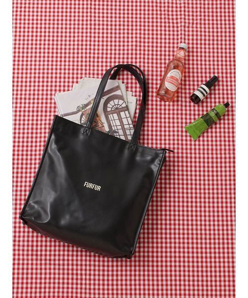 FURFUR（ファーファー）の「【USAGI ONLINE/ZOZOTOWN限定】ファスナー付きキャリーオントートバッグ（トートバッグ・レディース・グリーン/レッド/ブラウン/ピンク/イエロー/ラベンダー/ネイビー/アイボリー/ブラック/ライトブルー・F）」の3枚目の写真