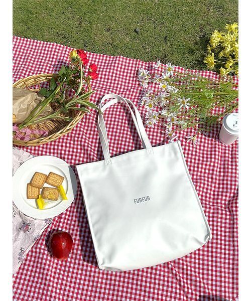 FURFUR（ファーファー）の「【USAGI ONLINE/ZOZOTOWN限定】ファスナー付きキャリーオントートバッグ（トートバッグ・レディース・グリーン/レッド/ブラウン/ピンク/イエロー/ラベンダー/ネイビー/アイボリー/ブラック/ライトブルー・F）」の22枚目の写真