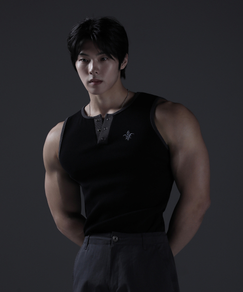 CARMID(カミド)の「ノーブルヘンリーネックツートンスリーブレス(Tシャツ/カットソー・メンズ・その他・1/2)」の1枚目の写真