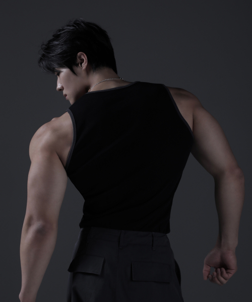 CARMID(カミド)の「ノーブルヘンリーネックツートンスリーブレス(Tシャツ/カットソー・メンズ・その他・1/2)」の2枚目の写真
