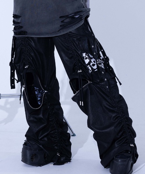 Gamchu(ガムチュ)の「『Gamchu/ガムチュ』Mekuroa(メクロア)2WAYコーティングスカルワイドパンツ(その他パンツ・レディース・ブラック×ホワイト/ブラック・FREE)」の2枚目の写真