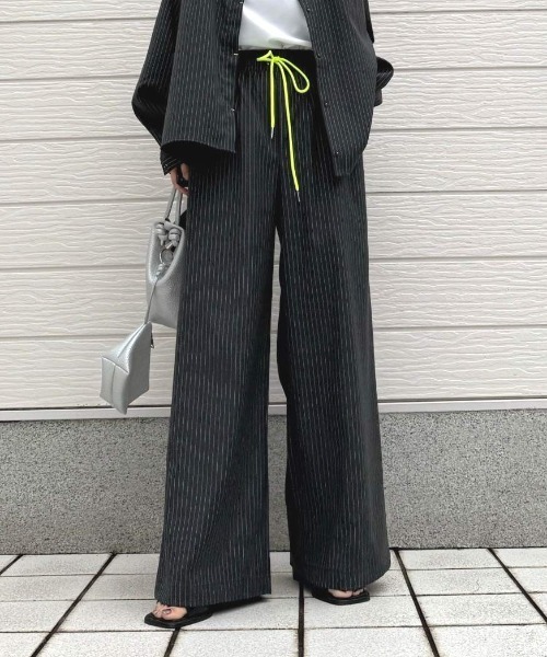 Q(キュー)の「ストライプウエストギャザーワイドパンツ(その他パンツ・レディース・アイボリー/チャコールグレー・MEDIUM)」の2枚目の写真