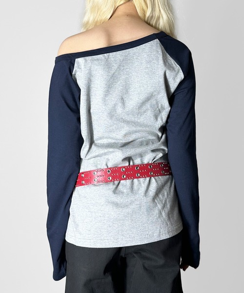 MATU:TA(マトゥータ)の「【困ったらコレ!】ショルダースタッズラグランTシャツ / ロンT 長袖 オフショルダー ミドル丈 配色 ロゴ レタリング スタッズ プリント 海外ファッション 海外ガール 星 スター Y2K カジュアル トレンド(Tシャツ/カットソー・レディース・ブラック/グレー/ホワイト・FREE)」の4枚目の写真