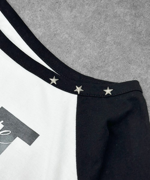 MATU:TA(マトゥータ)の「【困ったらコレ!】ショルダースタッズラグランTシャツ / ロンT 長袖 オフショルダー ミドル丈 配色 ロゴ レタリング スタッズ プリント 海外ファッション 海外ガール 星 スター Y2K カジュアル トレンド(Tシャツ/カットソー・レディース・ブラック/グレー/ホワイト・FREE)」の8枚目の写真