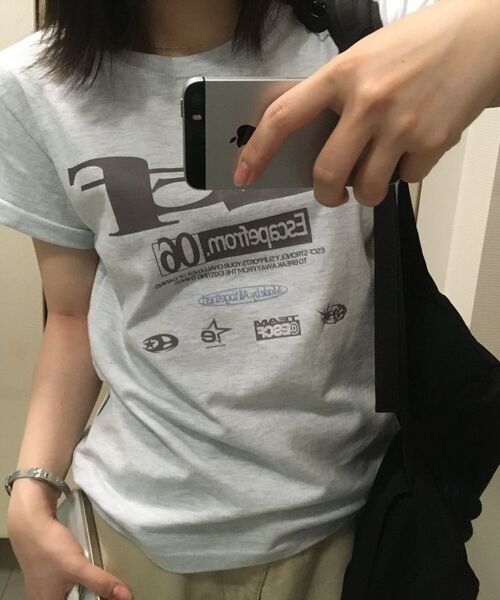 ESCAPEFROM（エスケープフロム）の「ESCFロゴコラージュプリントスタンダードフィット半袖Tシャツ[2色]（Tシャツ/カットソー・レディース・ライトブルー/ライトピンク・MEDIUM）」の6枚目の写真