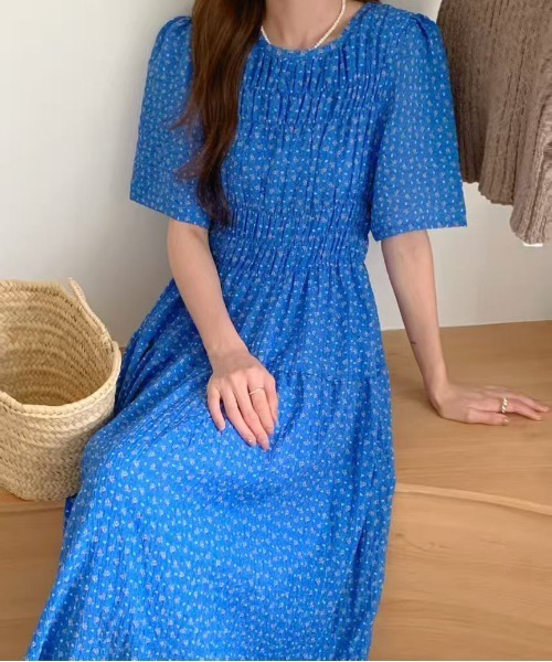 FINEnough(ファインナフ)の「シャーリングティアード小花柄ワンピース(ワンピース・レディース・ホワイト/ピンク/ブラック/ブルー・FREE)」の4枚目の写真