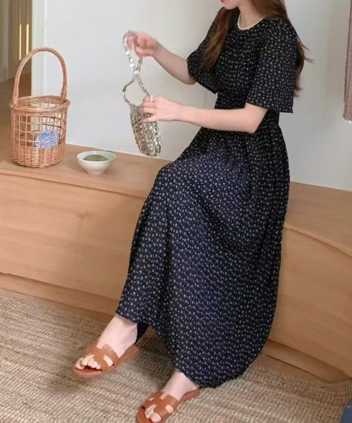 FINEnough(ファインナフ)の「シャーリングティアード小花柄ワンピース(ワンピース・レディース・ホワイト/ピンク/ブラック/ブルー・FREE)」の3枚目の写真
