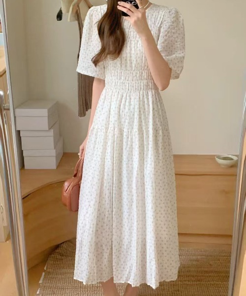 FINEnough(ファインナフ)の「シャーリングティアード小花柄ワンピース(ワンピース・レディース・ホワイト/ピンク/ブラック/ブルー・FREE)」の5枚目の写真