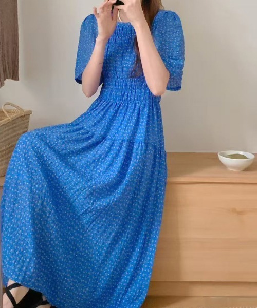 FINEnough(ファインナフ)の「シャーリングティアード小花柄ワンピース(ワンピース・レディース・ホワイト/ピンク/ブラック/ブルー・FREE)」の13枚目の写真