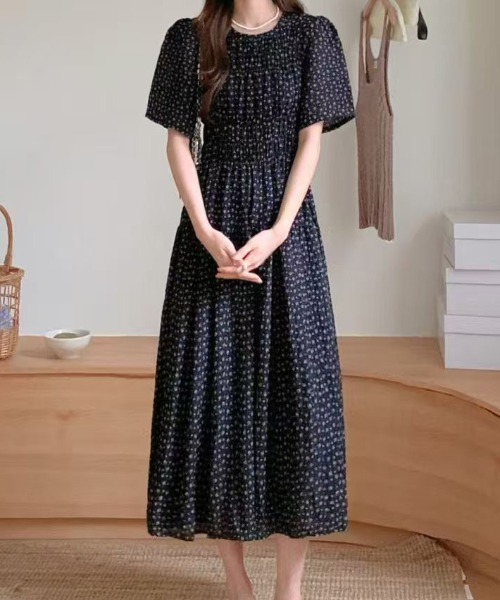 FINEnough(ファインナフ)の「シャーリングティアード小花柄ワンピース(ワンピース・レディース・ホワイト/ピンク/ブラック/ブルー・FREE)」の15枚目の写真