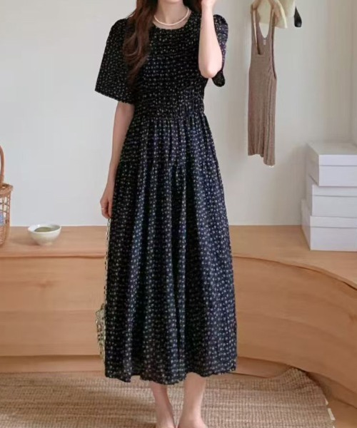 FINEnough(ファインナフ)の「シャーリングティアード小花柄ワンピース(ワンピース・レディース・ホワイト/ピンク/ブラック/ブルー・FREE)」の16枚目の写真