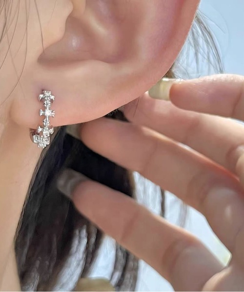 LA VORAGINE(ラ ヴォラジネ)の「クロス ハート フープピアス(ピアス(両耳用)・レディース・シルバー系1/シルバー/シルバー系2・FREE)」の2枚目の写真