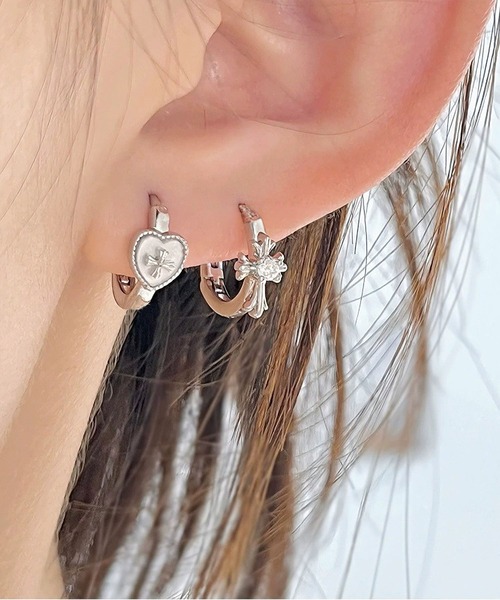 LA VORAGINE(ラ ヴォラジネ)の「クロス ハート フープピアス(ピアス(両耳用)・レディース・シルバー系1/シルバー/シルバー系2・FREE)」の8枚目の写真