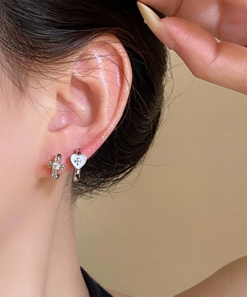 LA VORAGINE(ラ ヴォラジネ)の「クロス ハート フープピアス(ピアス(両耳用)・レディース・シルバー系1/シルバー/シルバー系2・FREE)」の5枚目の写真