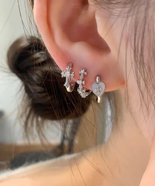 LA VORAGINE(ラ ヴォラジネ)の「クロス ハート フープピアス(ピアス(両耳用)・レディース・シルバー系1/シルバー/シルバー系2・FREE)」の9枚目の写真
