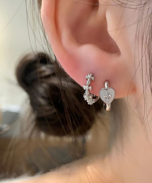 LA VORAGINE(ラ ヴォラジネ)の「クロス ハート フープピアス(ピアス(両耳用)・レディース・シルバー系1/シルバー/シルバー系2・FREE)」の10枚目の写真