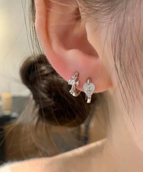 LA VORAGINE(ラ ヴォラジネ)の「クロス ハート フープピアス(ピアス(両耳用)・レディース・シルバー系1/シルバー/シルバー系2・FREE)」の11枚目の写真