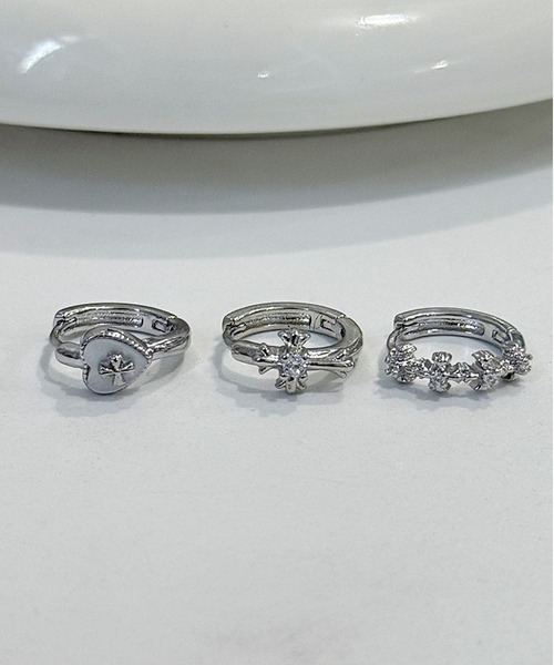 LA VORAGINE(ラ ヴォラジネ)の「クロス ハート フープピアス(ピアス(両耳用)・レディース・シルバー系1/シルバー/シルバー系2・FREE)」の18枚目の写真