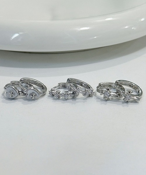 LA VORAGINE(ラ ヴォラジネ)の「クロス ハート フープピアス(ピアス(両耳用)・レディース・シルバー系1/シルバー/シルバー系2・FREE)」の19枚目の写真