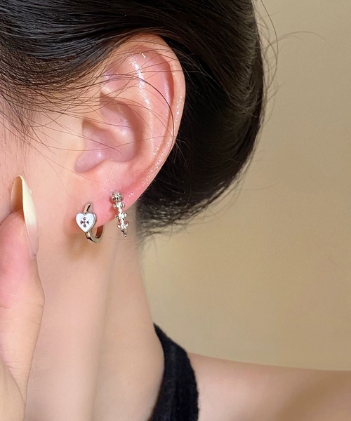 LA VORAGINE(ラ ヴォラジネ)の「クロス ハート フープピアス(ピアス(両耳用)・レディース・シルバー系1/シルバー/シルバー系2・FREE)」の6枚目の写真