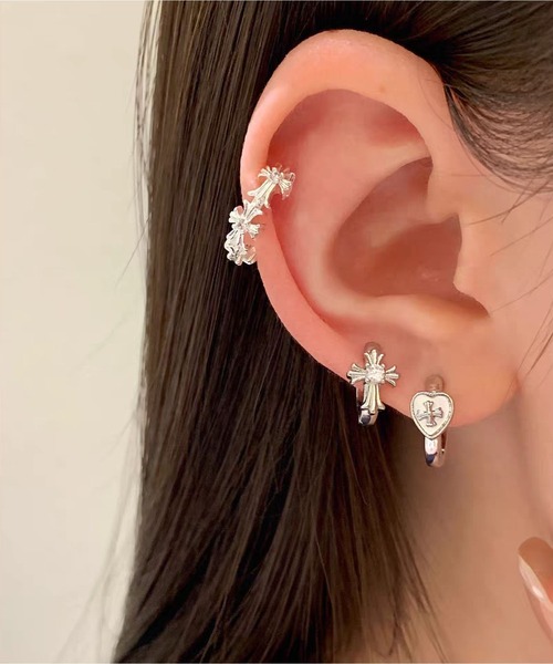 LA VORAGINE(ラ ヴォラジネ)の「クロス ハート フープピアス(ピアス(両耳用)・レディース・シルバー系1/シルバー/シルバー系2・FREE)」の7枚目の写真