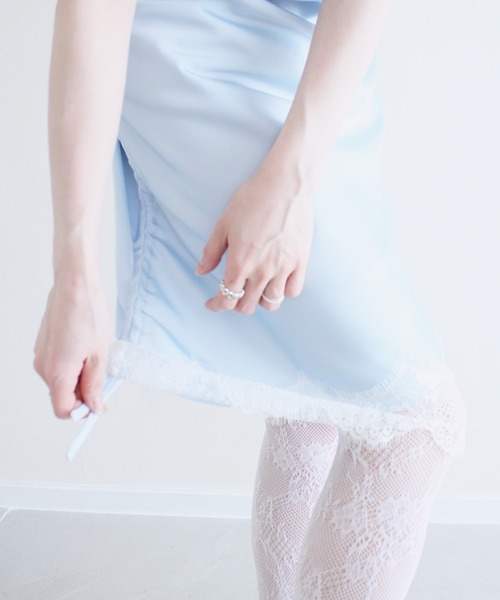 Reurie'(レウリィ)の「【original】ドロストサテンキャミワンピース / レース レイヤード 重ね着 ビスチェ ミニ丈 2way フェミニン きれいめ シンプル 大人カジュアル(チュニック・レディース・ブラック/ライトブルー/アイボリー・FREE)」の10枚目の写真