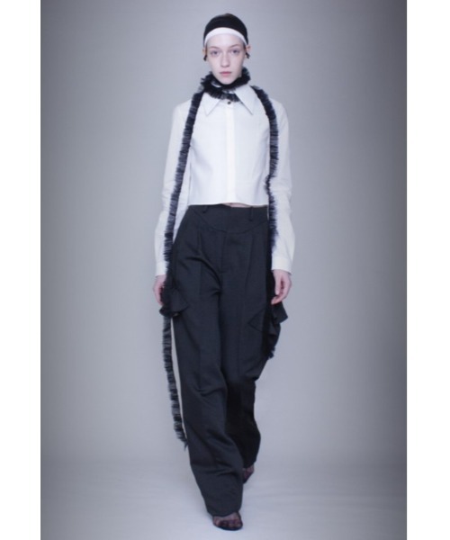 GURTWEIN( ガーウィン)の「Pleat detail tapered tailored pants(その他パンツ・レディース・ブラック・36/38)」の2枚目の写真