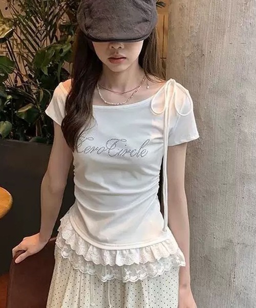 BENDER TOKYO（ベンダートウキョウ）の「＼1枚で映える、大人の甘さ／ レースフリル スタッズロゴ オフショル半袖Tシャツ（Tシャツ/カットソー・レディース・ホワイト/ブラック・FREE）」の4枚目の写真