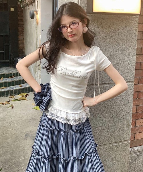 BENDER TOKYO（ベンダートウキョウ）の「＼1枚で映える、大人の甘さ／ レースフリル スタッズロゴ オフショル半袖Tシャツ（Tシャツ/カットソー・レディース・ホワイト/ブラック・FREE）」の5枚目の写真