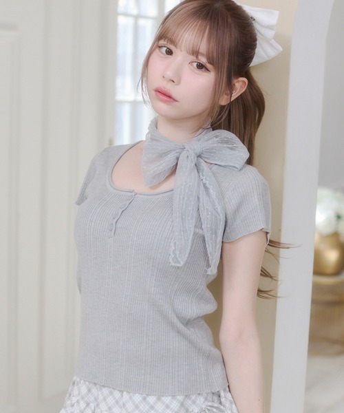 Rmine(アールマイン)の「レース ストール付き ヘンリーネック リブトップス (半袖)(Tシャツ/カットソー・レディース・ブルー/ホワイト/ピンク・FREE)」の2枚目の写真
