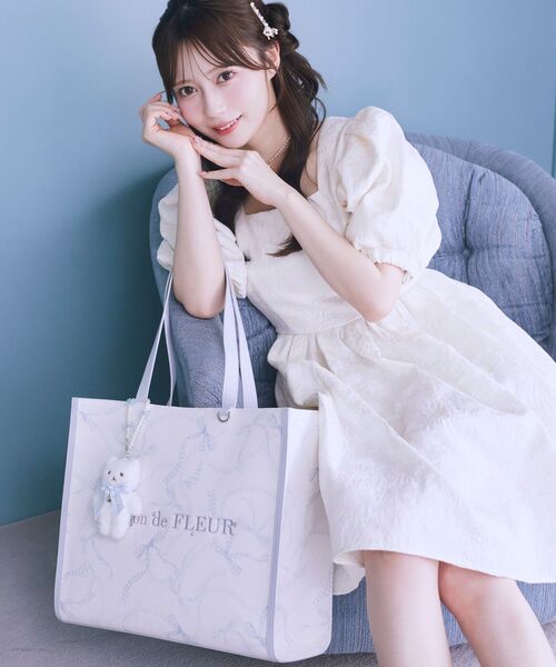 Maison de FLEUR（メゾンドフルール）の「リボンパールプリントマルチポケットトートバッグ（トートバッグ・レディース・ブラック/ブルー・FREE）」の3枚目の写真