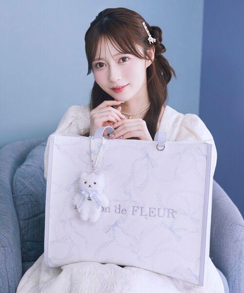 Maison de FLEUR（メゾンドフルール）の「リボンパールプリントマルチポケットトートバッグ（トートバッグ・レディース・ブラック/ブルー・FREE）」の4枚目の写真