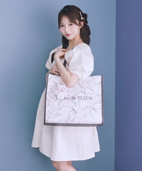 Maison de FLEUR（メゾンドフルール）の「リボンパールプリントマルチポケットトートバッグ（トートバッグ・レディース・ブラック/ブルー・FREE）」の5枚目の写真