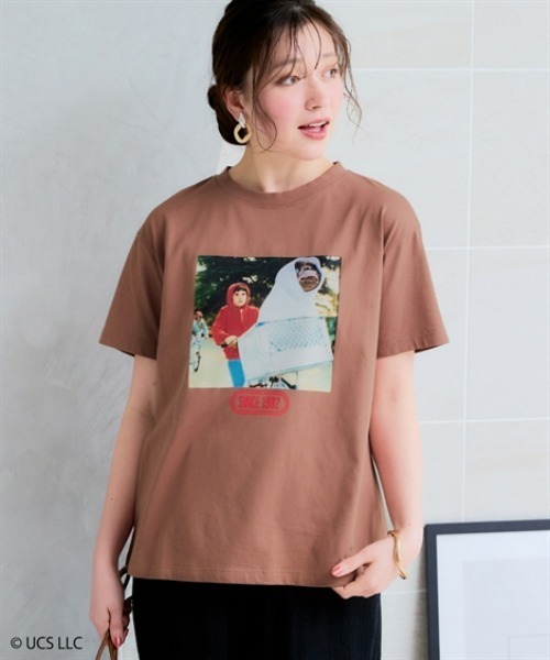 SMILE LAND(スマイルランド)の「<大きいサイズ>【E.T】綿100%ゆるシルエットシネマプリントTシャツ(Tシャツ/カットソー・レディース・ブラウン系/オフホワイト・5L/LL/L/4L/3L)」の2枚目の写真