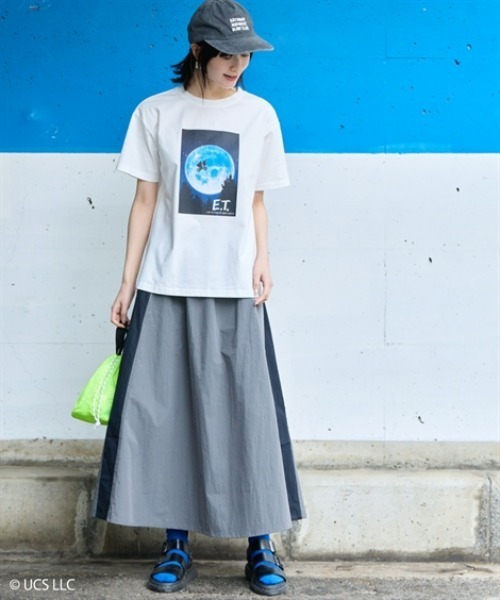 SMILE LAND(スマイルランド)の「<大きいサイズ>【E.T】綿100%ゆるシルエットシネマプリントTシャツ(Tシャツ/カットソー・レディース・ブラウン系/オフホワイト・5L/LL/L/4L/3L)」の3枚目の写真