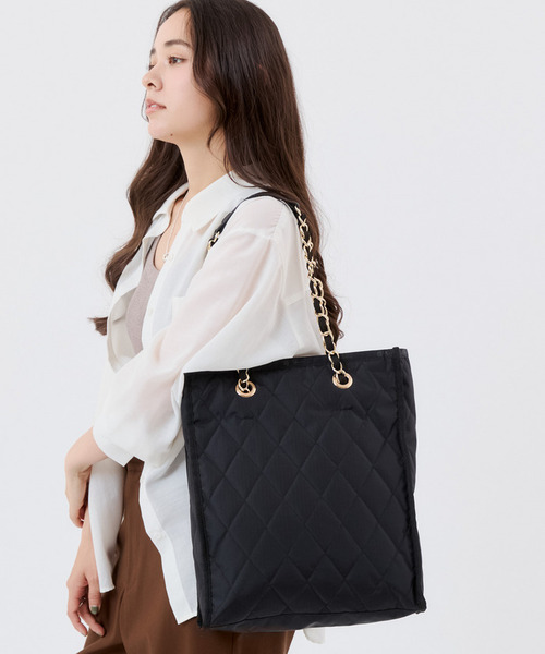 LeSportsac(レスポートサック)の「CHAIN N/S TOTE ミッドナイトキルトチェーン(トートバッグ・レディース・ブラック・FREE)」の1枚目の写真