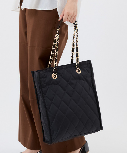 LeSportsac(レスポートサック)の「CHAIN N/S TOTE ミッドナイトキルトチェーン(トートバッグ・レディース・ブラック・FREE)」の4枚目の写真