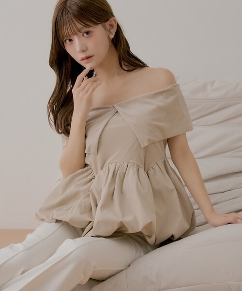 Chico(チコ)の「【SALON by Chico】前後2way / オフショルバルーンペプラムベロアトップス(Tシャツ/カットソー・レディース・ベージュ/ブラック/ホワイト・FREE)」の1枚目の写真