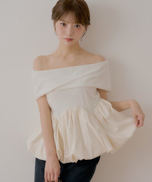 Chico(チコ)の「【SALON by Chico】前後2way / オフショルバルーンペプラムベロアトップス(Tシャツ/カットソー・レディース・ベージュ/ブラック/ホワイト・FREE)」の2枚目の写真