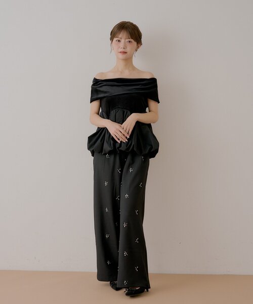 Chico(チコ)の「【SALON by Chico】前後2way / オフショルバルーンペプラムベロアトップス(Tシャツ/カットソー・レディース・ベージュ/ブラック/ホワイト・FREE)」の4枚目の写真