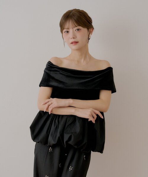 Chico(チコ)の「【SALON by Chico】前後2way / オフショルバルーンペプラムベロアトップス(Tシャツ/カットソー・レディース・ベージュ/ブラック/ホワイト・FREE)」の6枚目の写真