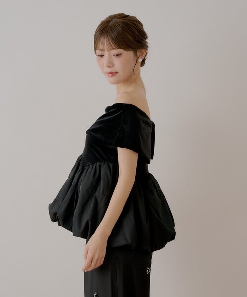 Chico(チコ)の「【SALON by Chico】前後2way / オフショルバルーンペプラムベロアトップス(Tシャツ/カットソー・レディース・ベージュ/ブラック/ホワイト・FREE)」の7枚目の写真