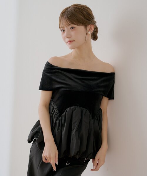 Chico(チコ)の「【SALON by Chico】前後2way / オフショルバルーンペプラムベロアトップス(Tシャツ/カットソー・レディース・ベージュ/ブラック/ホワイト・FREE)」の8枚目の写真