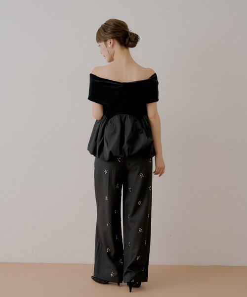 Chico(チコ)の「【SALON by Chico】前後2way / オフショルバルーンペプラムベロアトップス(Tシャツ/カットソー・レディース・ベージュ/ブラック/ホワイト・FREE)」の12枚目の写真