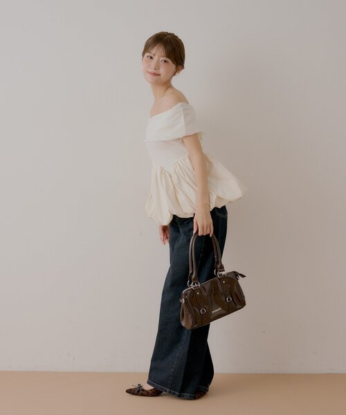 Chico(チコ)の「【SALON by Chico】前後2way / オフショルバルーンペプラムベロアトップス(Tシャツ/カットソー・レディース・ベージュ/ブラック/ホワイト・FREE)」の18枚目の写真