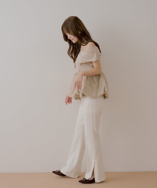 Chico(チコ)の「【SALON by Chico】前後2way / オフショルバルーンペプラムベロアトップス(Tシャツ/カットソー・レディース・ベージュ/ブラック/ホワイト・FREE)」の20枚目の写真