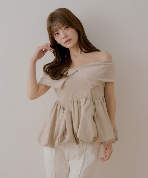 Chico(チコ)の「【SALON by Chico】前後2way / オフショルバルーンペプラムベロアトップス(Tシャツ/カットソー・レディース・ベージュ/ブラック/ホワイト・FREE)」の22枚目の写真